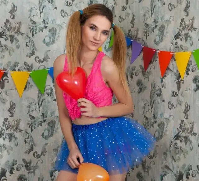Gostosa mostrando a buceta na festa